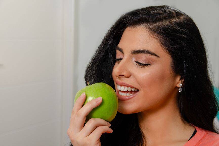a girl eat an apple